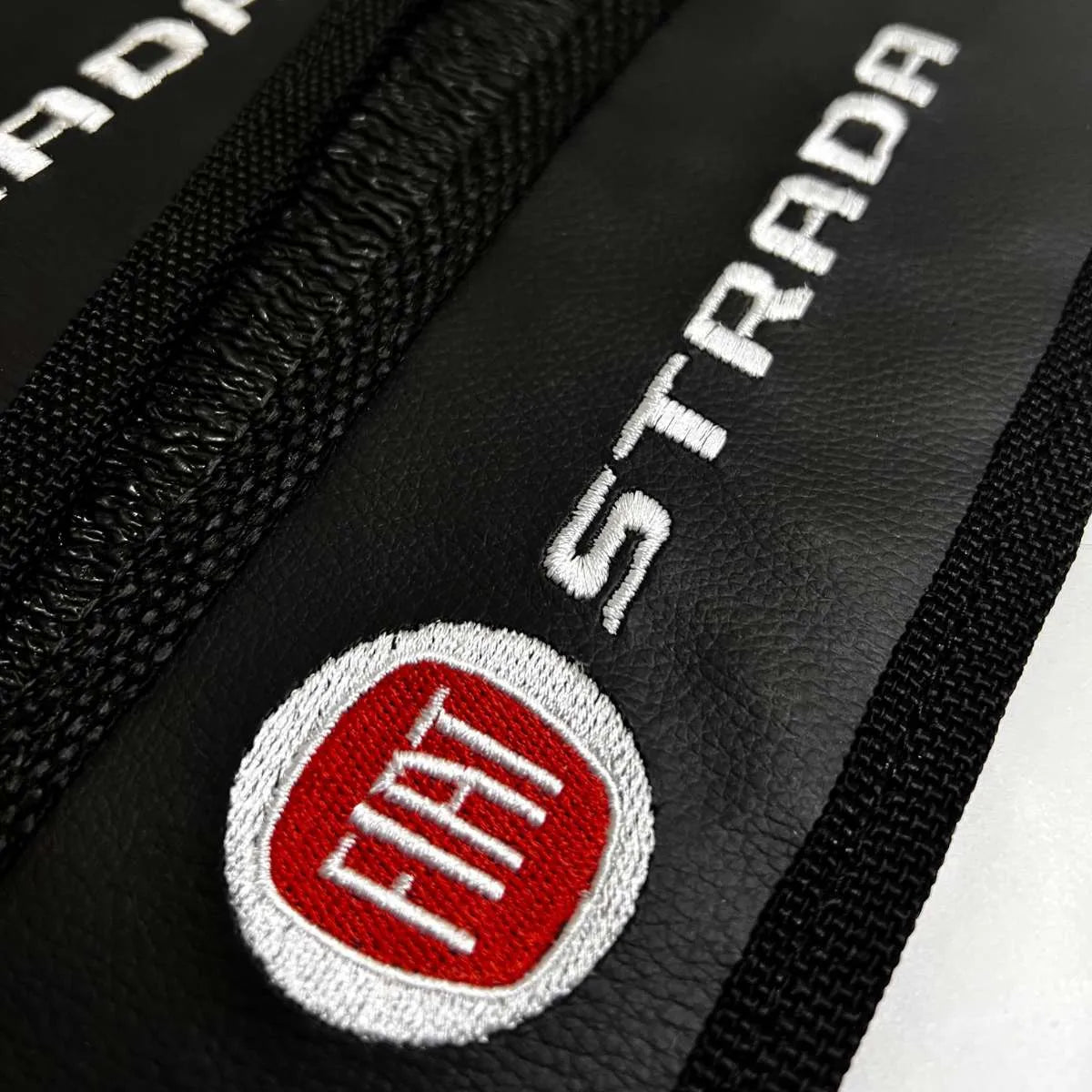 TAPETE BORRACHA PREMIUM STRADA 2020 A 2024 2 PEÇAS (CABINE SIMPLES)